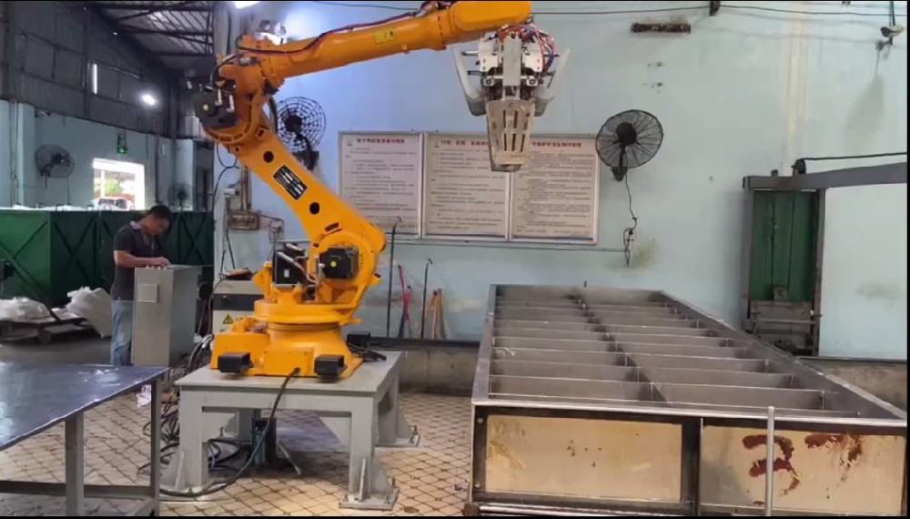 機器人起包機（橡膠初加工行業）